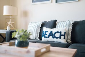 Televisio, kirjoja, tietokoneen näyttö