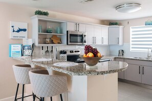 Syöttötuoli, keittoastiat/astiat/ruokailuvälineet