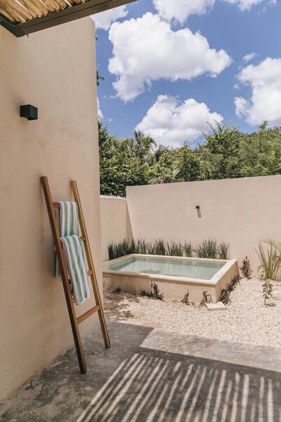 Casa nueva con alberca a solo 4 minutos caminando de Convento y Calzada Frailes