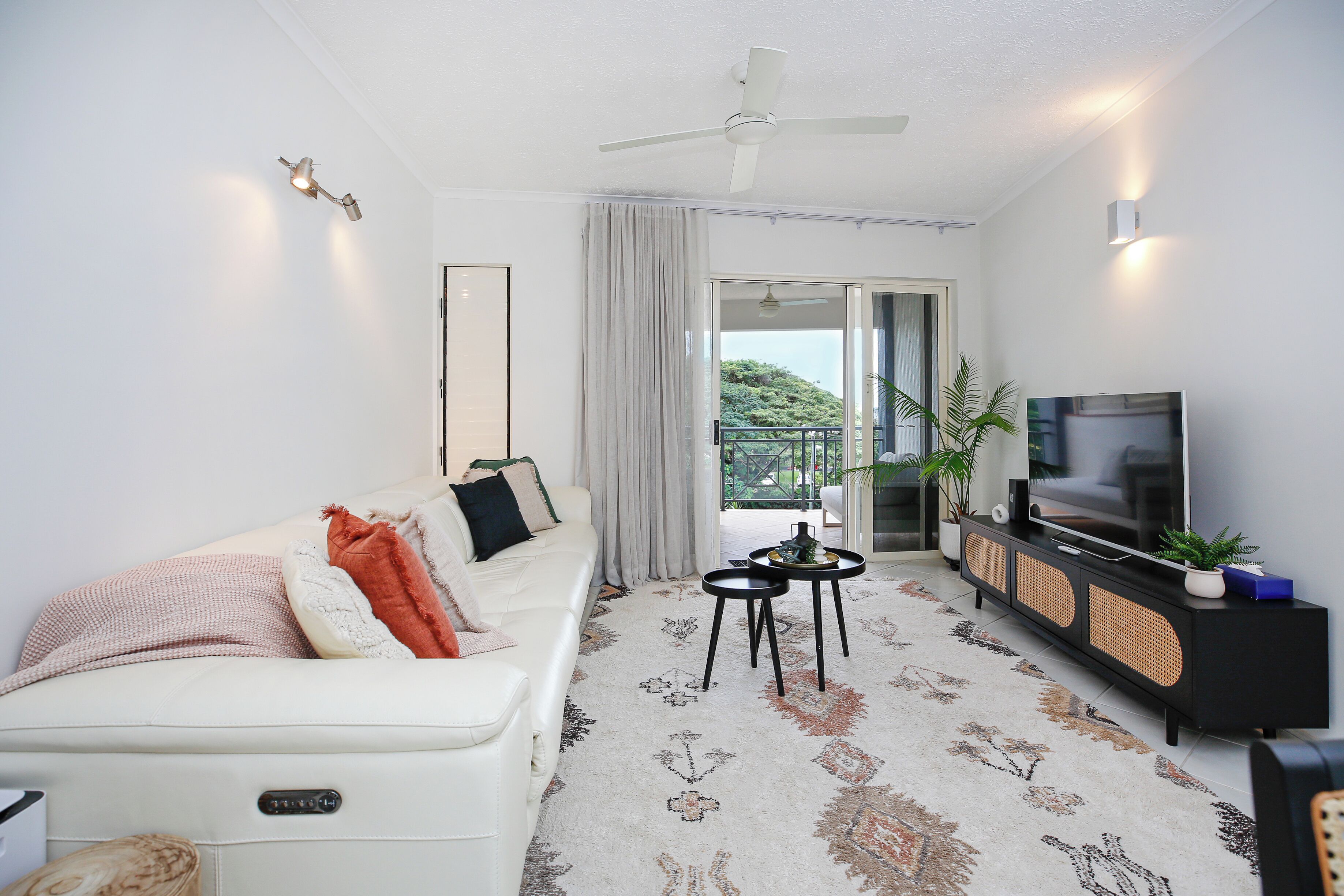 Deluxe Apartment, Balcony, Sea View | Living area