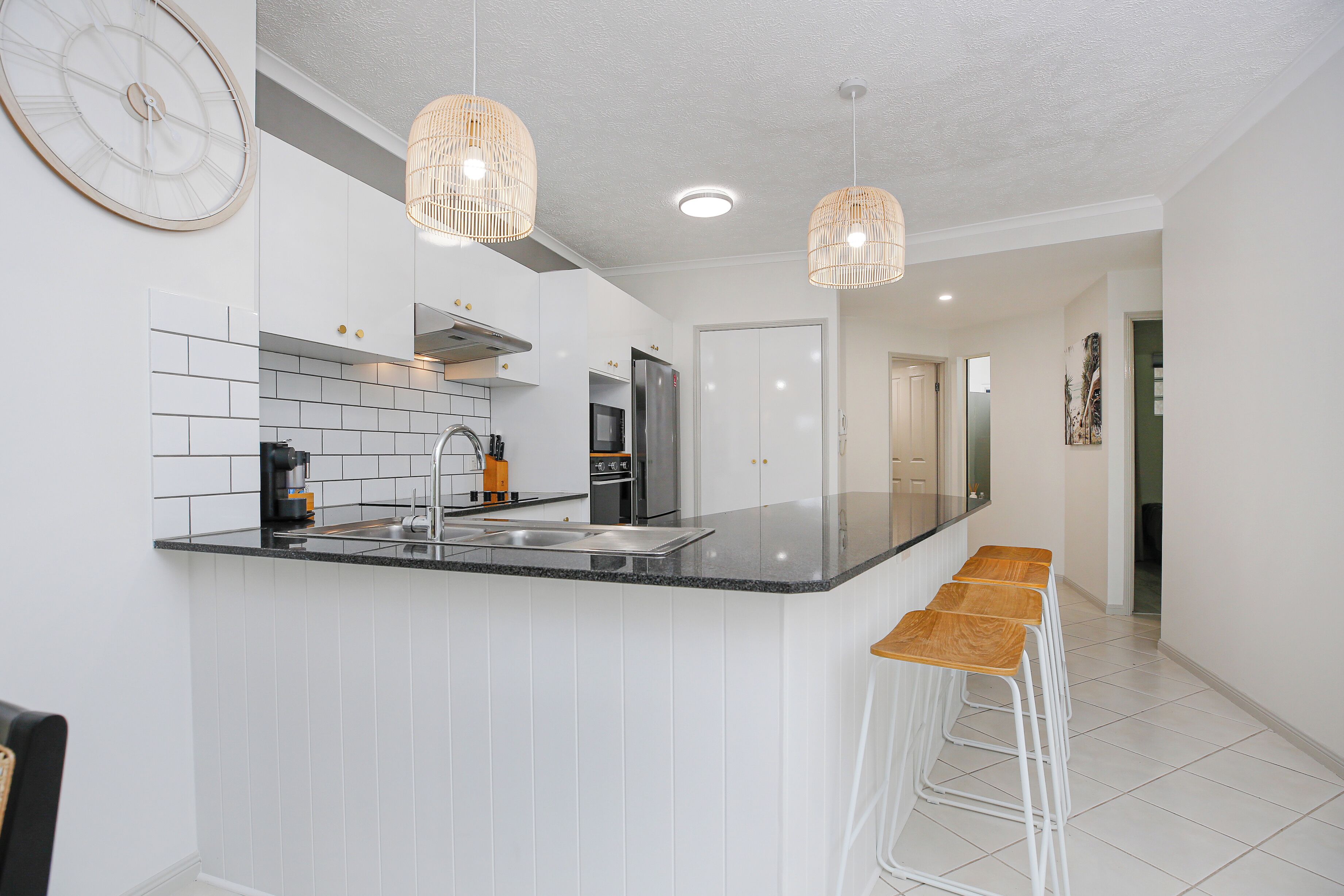 Deluxe Apartment, Balcony, Sea View | Private kitchen | Fridge, microwave, oven, stovetop