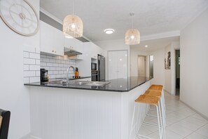 Deluxe Apartment, Balcony, Sea View | Private kitchen | Fridge, microwave, oven, stovetop - Tropical Comfort Pool and Esplanade View (Cairns North)