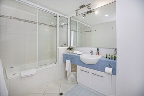华丽公寓, 阳台, 海景 | 浴室 | 免费洗浴用品、吹风机、毛巾、卫生纸