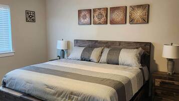 3 室のベッドルーム、アイロン / アイロン台、WiFi (無料)、ベッドシーツ