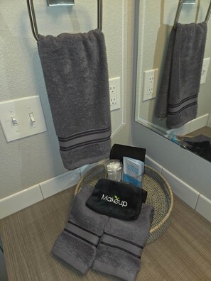 Dusche, Haartrockner, Handtücher, Seife