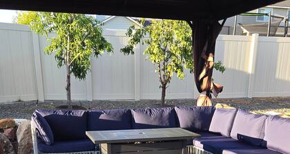 Friends & Family Getaway. Wine & golf. Fenced yard & game room. Bring your dog!