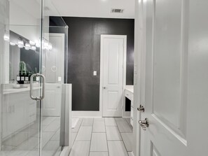 Hårtork, handdukar, tvål och schampo