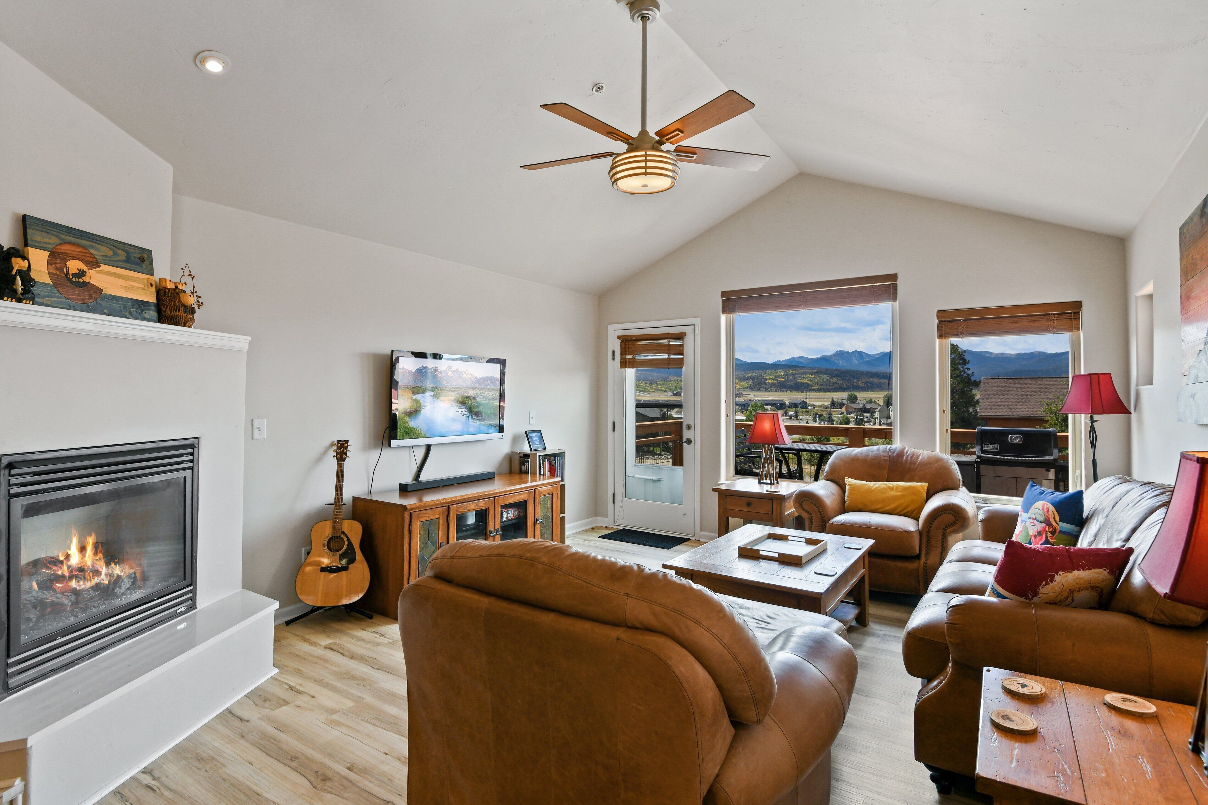 Smart TV, caminetto, biblioteca musicale