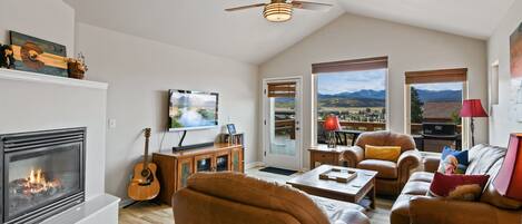 Smart TV, caminetto, biblioteca musicale