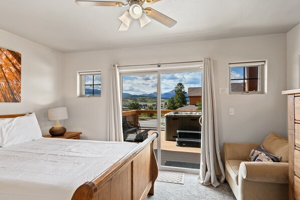 2 chambres, bureau, fer et planche à repasser, lit de bébé portatif