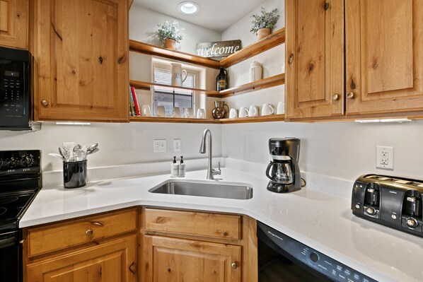 Réfrigérateur, four à micro-ondes, un four, surface de cuisson