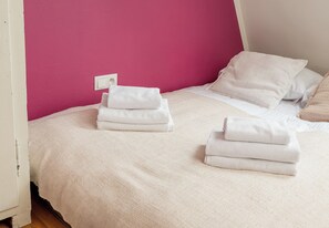 Iron/ironing board, WiFi, bed sheets