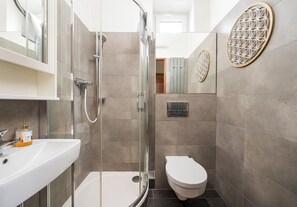 Shower, hair dryer, towels - Marymont Apartment with Mezzanine (Warszawa)