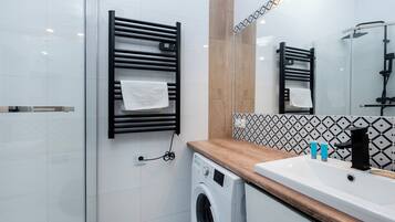 Dusch, hårtork och handdukar