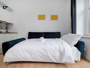 Tabla de planchar con plancha, wifi, ropa de cama