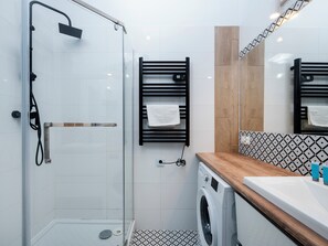 Shower, hair dryer, towels