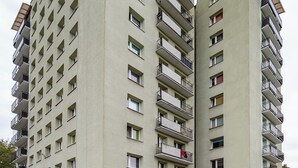 Un immeuble de grande hauteur doté de nombreux balcons et fenêtres.