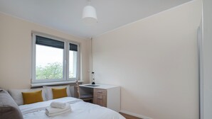 Une chambre à coucher avec un lit, un bureau et une fenêtre.