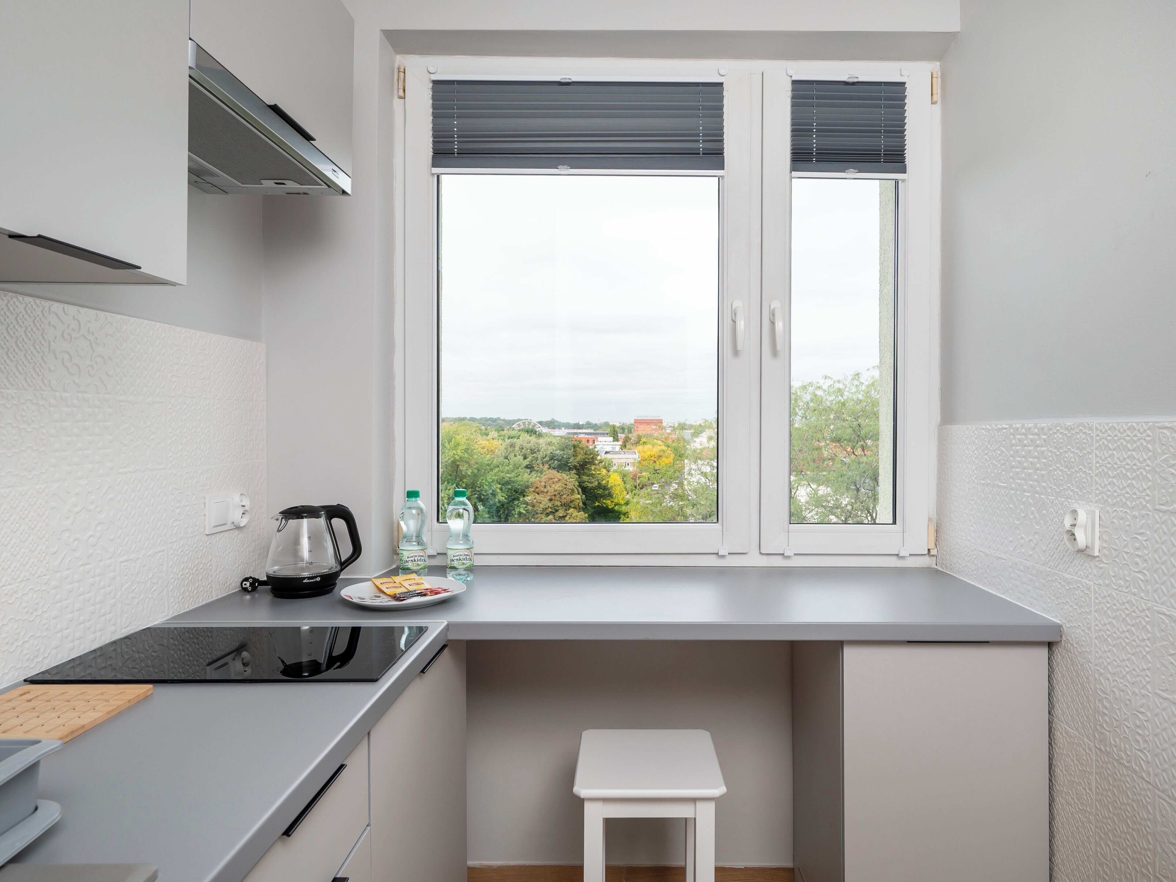 Een koelkast, een magnetron, een kookplaat, een broodrooster