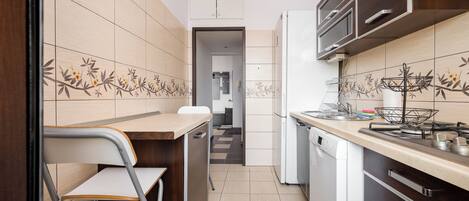 Réfrigérateur, un four, surface de cuisson, lave-vaisselle