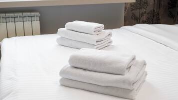 1 habitación, tabla de planchar con plancha, wifi y ropa de cama