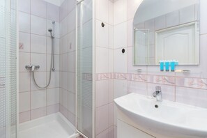 Douche, sèche-cheveux, serviettes fournies