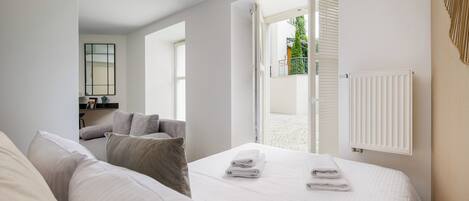 Iron/ironing board, WiFi, bed sheets