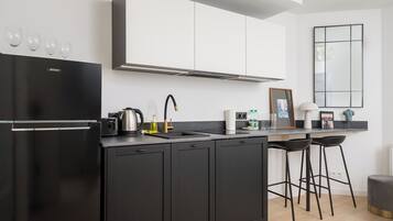 Fridge, stovetop, dishwasher, toaster
