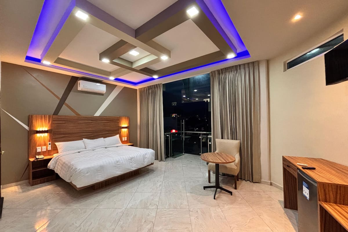 Standaard kamer, balkon, uitzicht op de stad | Een bureau, een laptopwerkplek, gratis wifi