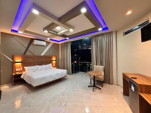 Quarto standard, sacada, vista para a cidade | Escrivaninha, espaço de trabalho para notebook, Wi-Fi de cortesia