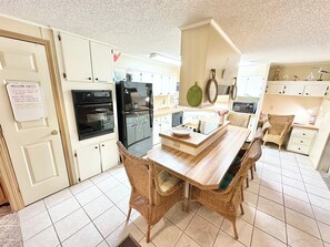 Four à micro-ondes, un four, surface de cuisson, lave-vaisselle