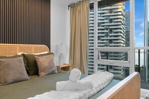 4 soverom, skrivebord, strykejern/-brett og reiseseng for barn