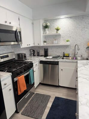 Refrigerador, microondas, horno y parrilla de estufa 