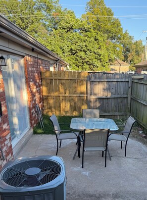 Outdoor dining - Emmanuel Midtown 2 BR 1.5 Bath Condo in Tulsa. Close to YMCA, Hospitals, Highway (Tulsa)