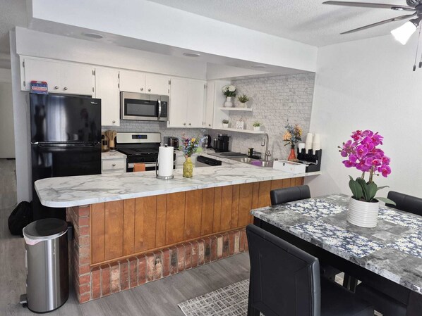 Fridge, microwave, oven, stovetop - Charming 2-bedroom condo in Tulsa.  Close to YMCA, park, hospitals and highways! (Tulsa)