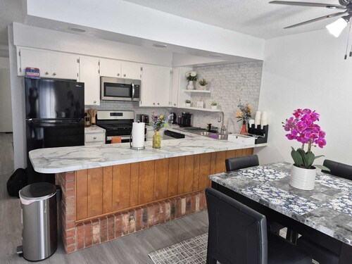 Charming 2-bedroom condo in Tulsa.  Close to YMCA, park, hospitals and highways!