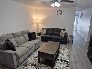 Smart TV, fireplace - Emmanuel Midtown 2 BR 1.5 Bath Condo in Tulsa. Close to YMCA, Hospitals, Highway (Tulsa)