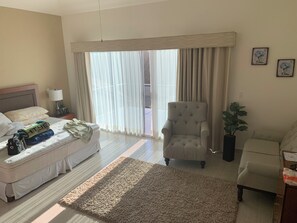 5 quartos, escrivaninha, ferros/tábuas de passar roupa