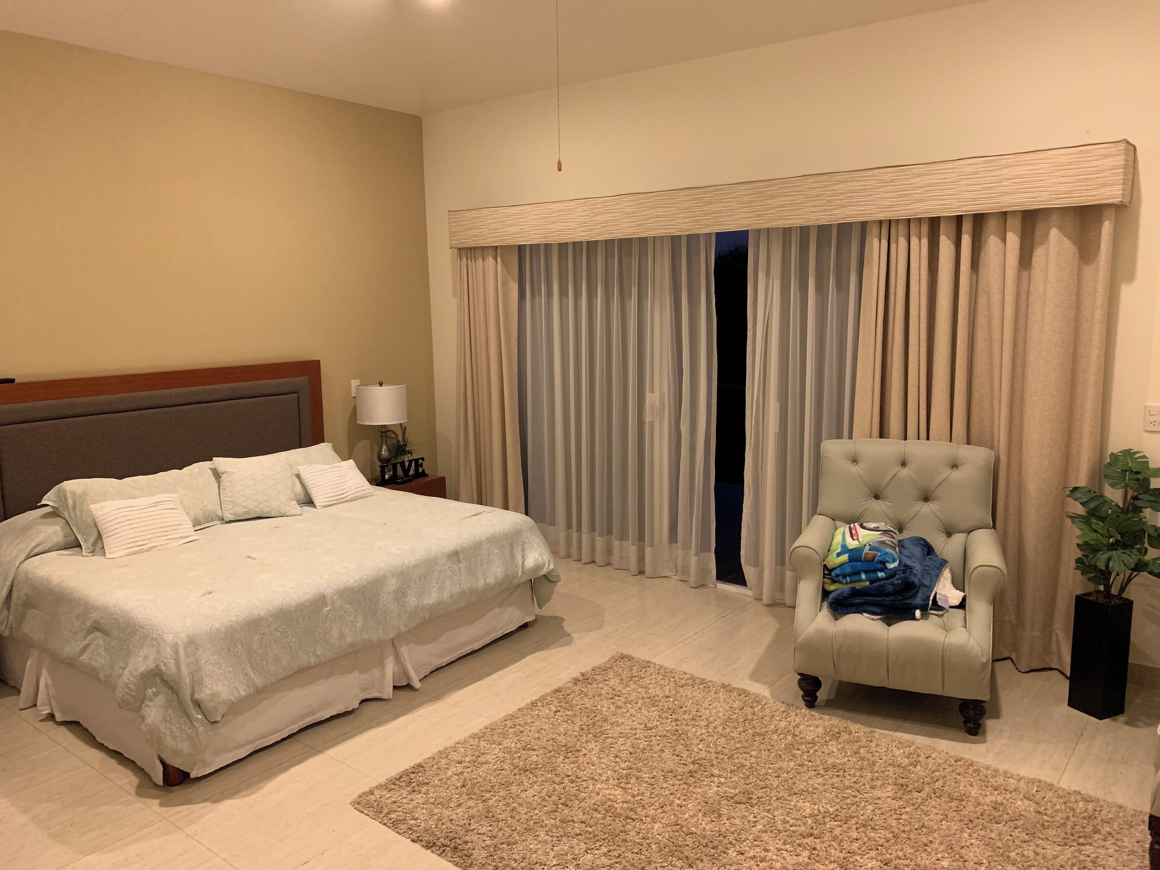 5 bedrooms, desk, iron/ironing board, WiFi (free)