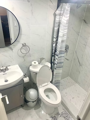 Douche, serviettes fournies, savon, papier toilette