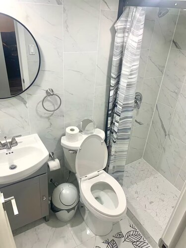 Spacious & Cozy 2 Bdrm Stay in Toronto