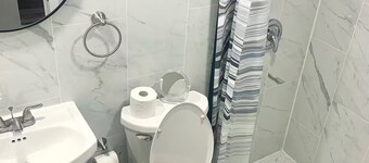 Spacious & Cozy 2 Bdrm Stay in Toronto