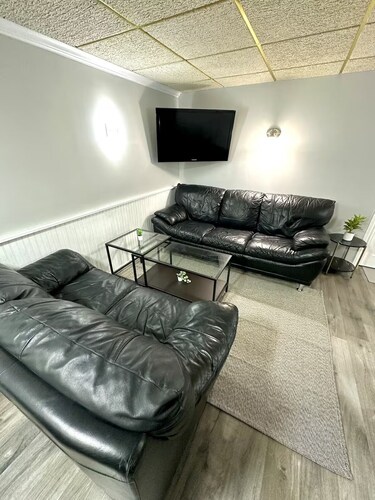 Spacious & Cozy 2 Bdrm Stay in Toronto