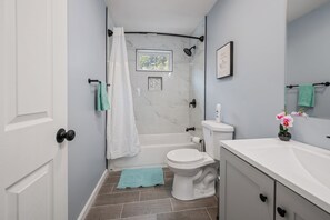 Douche, s échoir à cheveux, serviettes fournies, savon