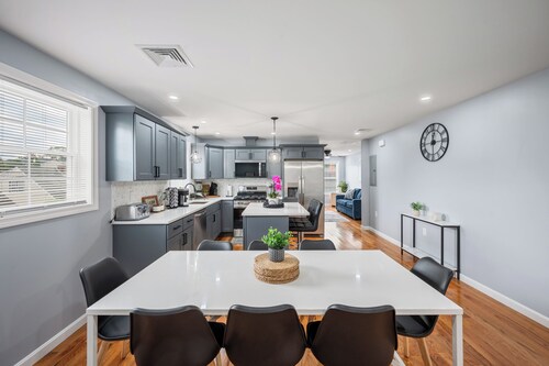 Quadro-Lux at Charles District PVD 4BR/2BA Laundry+Dishwasher+ Parking