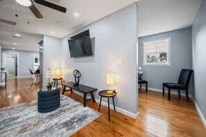 Interior - Quadro-Lux at Charles District PVD 4BR/2BA Laundry+Dishwasher+ Parking (Providence)