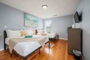 4 bedrooms, iron/ironing board, WiFi, bed sheets - Quadro-Lux at Charles District PVD 4BR/2BA Laundry+Dishwasher+ Parking (Providence)