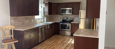 Microondas, horno, parrilla de estufa y lavavajillas