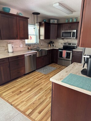 Mikrobølgeovn, ovn, kokeplater og oppvaskmaskin