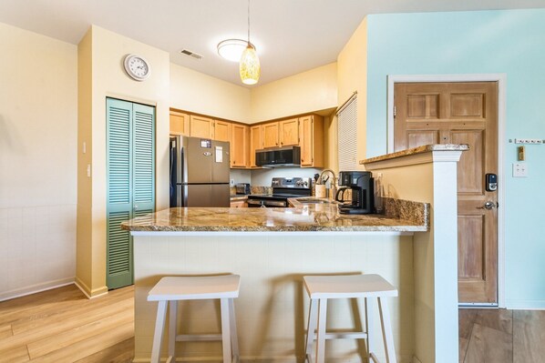 Réfrigérateur, four à micro-ondes, un four, surface de cuisson